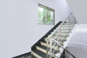 una escalera en una casa con una ventana en FabExpress Dream Nest, en Hyderabad 20 fotos más