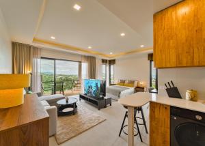 eine Küche und ein Wohnzimmer mit Blick auf ein Wohnzimmer in der Unterkunft Panoramic Sea View Chaweng Hill Modern Apartment in Ban Ko Khwan