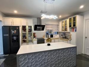 Dapur atau dapur kecil di Elegant 5BR Home Near BGC