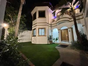 Taman di luar Elegant 5BR Home Near BGC