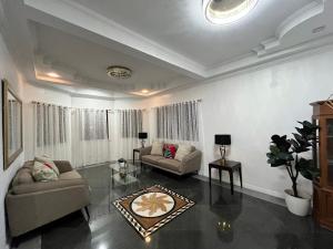 Ruang duduk di Elegant 5BR Home Near BGC