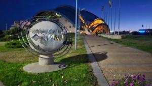 a metal sculpture in front of a building at night at Апартаменты у моря м Южне in Sychavka +3 photos