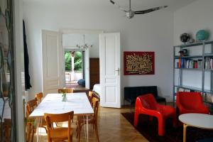 ein Esszimmer mit einem weißen Tisch und roten Stühlen in der Unterkunft Katharinas Apartment in Mödling