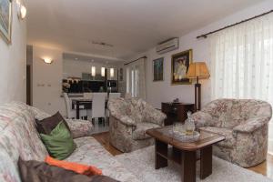 - un salon avec un canapé, des chaises et une table dans l'établissement Apartmani Premeru, à Makarska