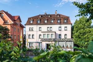 un edificio de hotel con un cartel delante en Trip Inn Stadthotel Coburg en Coburg