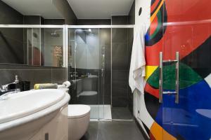 ein Badezimmer mit Dusche, Toilette und Waschbecken in der Unterkunft Suites Garden Loft Miro in Las Palmas de Gran Canaria + 22 Fotos