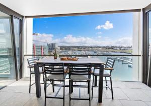 シェルハーバーにあるThe Marina Outlook - Elevated Viewsの港の景色を望むバルコニー(テーブル、椅子付)