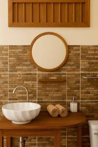 Ban Ai DaoにあるTeak House Lanta-2 Mins Walk To Beachの洗面台と鏡のあるバスルーム