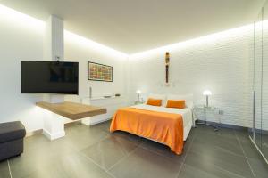 Ein Bett oder Betten in einem Zimmer der Unterkunft Suites Garden Loft Miro