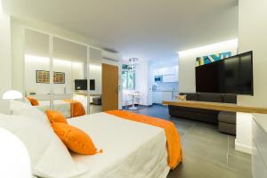 ein Schlafzimmer mit zwei Betten und einem Flachbildfernseher in der Unterkunft Suites Garden Loft Miro in Las Palmas de Gran Canaria