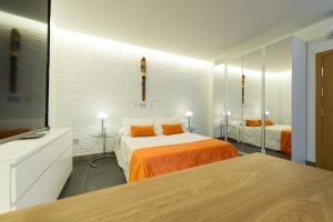 ein Schlafzimmer mit zwei Betten und einem großen Spiegel in der Unterkunft Suites Garden Loft Miro in Las Palmas de Gran Canaria