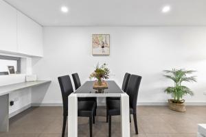 O bucătărie sau chicinetă la Beautiful Home close to Shopping Mall and Train Hornsby