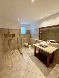 Un baño con lavabo, ducha e inodoro. en Cabarete Beach Palace 3-BDR Condo, en Cabarete 10 fotos más