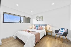 Un pat sau paturi într-o cameră la Beautiful Home close to Shopping Mall and Train Hornsby
