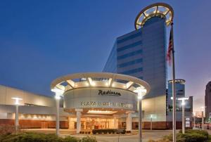 un hotel plaza y suites con un edificio en Radisson Plaza Hotel at Kalamazoo Center, en Kalamazoo