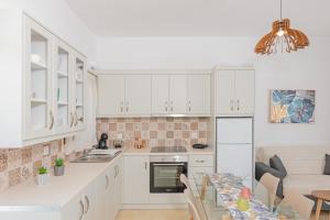 Η κουζίνα ή μικρή κουζίνα στο Chora Sea View Residence +6 φωτογραφίες