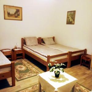 Ένα ή περισσότερα κρεβάτια σε δωμάτιο στο Gabriella Vendégház