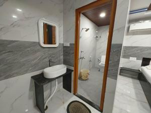 Ένα μπάνιο στο Sree Narahari Luxury Residency Mantralayam +23 φωτογραφίες
