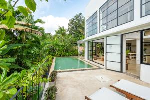 Πισίνα στο ή κοντά στο Awimbawei House