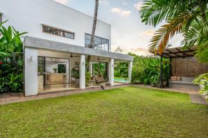 Κήπος έξω από το Awimbawei House