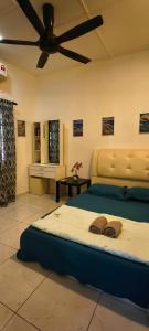 a bedroom with a large bed and a ceiling fan at Homestay Cinta Kasih Mus'lim Only in Klang