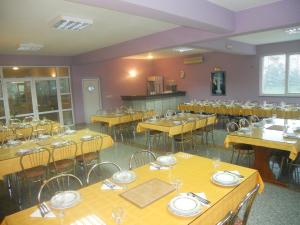 a room full of tables and chairs with glasses on them at Sobe JASNA in Međugorje