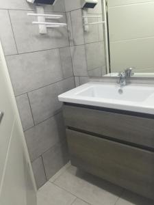 ein Bad mit einem Waschbecken und einem Spiegel in der Unterkunft Le Clos du Silberthal in Steinbach