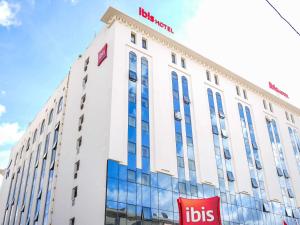 Un edificio con un cartel encima en Ibis Tunis, en Túnez