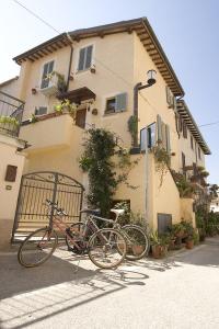 Castel RitaldiにあるAngolo del Gelsominoの建物の前に駐輪した自転車2台