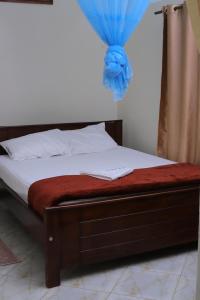 Un pat sau paturi într-o cameră la Hoima Heritage Inn