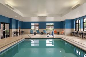 Бассейн в Hampton Inn & Suites - Pittsburgh/Harmarville, PA или поблизости