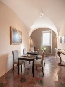ein Esszimmer mit einem Tisch und Stühlen in der Unterkunft Novecento in Anagni