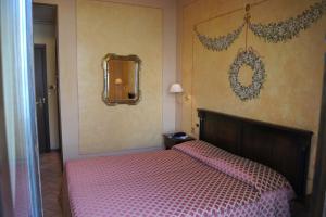 Postel nebo postele na pokoji v ubytování Hotel Lugana Parco Al Lago