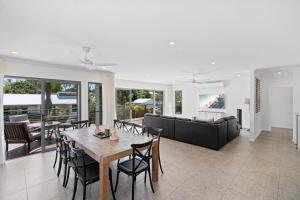 Χώρος καθιστικού στο Belle Escapes Beachside Oasis