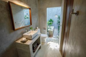 Ένα μπάνιο στο Awimbawei House +32 φωτογραφίες