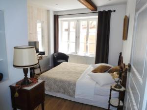 a bedroom with a bed and a window at Location "Charme" in Riquewihr