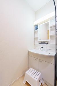 ein Badezimmer mit Waschbecken und Spiegel in der Unterkunft Nagoya15min 6 beds Free Parking 3BR 13guests 100sqm in Nagoya