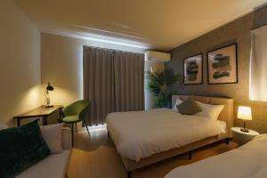 ein Hotelzimmer mit Bett und Schreibtisch in der Unterkunft Nagoya15min 6 beds Free Parking 3BR 13guests 100sqm in Nagoya