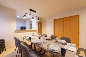 ein Esszimmer mit einem langen Tisch und Stühlen in der Unterkunft Nagoya15min 6 beds Free Parking 3BR 13guests 100sqm in Nagoya