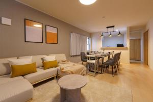 ein Wohnzimmer mit Couch und ein Esszimmer in der Unterkunft Nagoya15min 6 beds Free Parking 3BR 13guests 100sqm in Nagoya