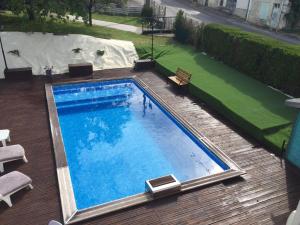 Bazén v ubytování Au Repos De La Blaise nebo v jeho okolí