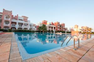 Bazén v ubytování Appartement Résidence Alwaha Saidia nebo v jeho okolí