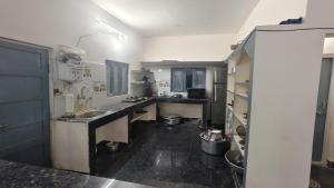 Una cocina grande con fregadero y encimera. en RoHans FarmStay and Events, en Wangāpalli