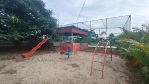 un parque infantil con tobogán y columpios en RoHans FarmStay and Events, en Wangāpalli 35 fotos más