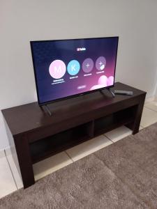TV a/nebo společenská místnost v ubytování 1 bedroom apartment in Ballito Grooves