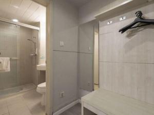 un bagno bianco con wc e doccia di Jinjiang Inn Wuxi Li Lake Yauntouzhu Scenic Spot a Wuxi Altre 146 foto
