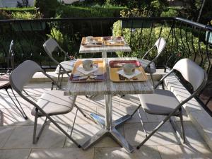 - une table et des chaises avec de la nourriture sur la terrasse dans l'établissement Belvedere Montargis Amilly, à Amilly