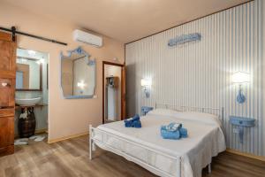 una camera da letto con un letto con asciugamani blu sopra di Da Susy a Pescia
