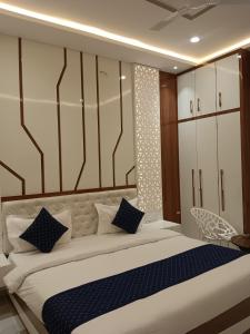 Un pat sau paturi într-o cameră la 7bhk luxurious villa in badi