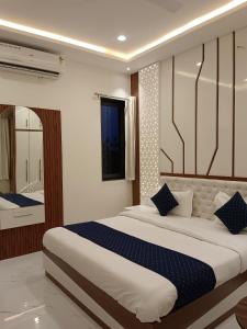 Un pat sau paturi într-o cameră la 7bhk luxurious villa in badi